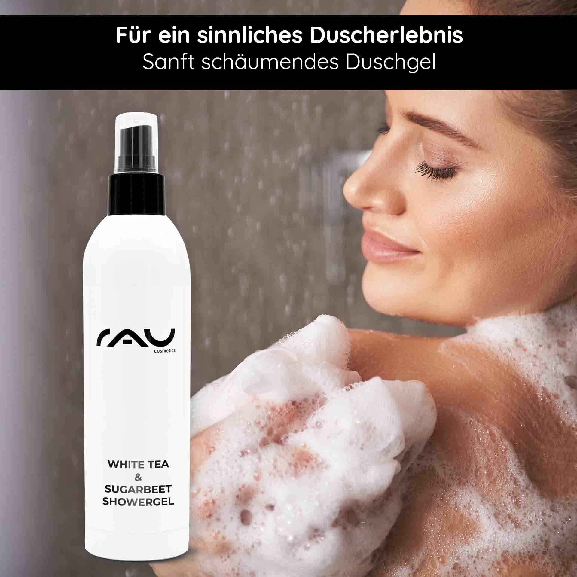White Tea & Sugar Beet Gel douche 500 ml Gel douche Flasche mit RAU Cosmetics White Tea & Sugar Beet Showergel und schäumender Körperpflege, Frau mit schaumigem Duschhandschuh, frisches Duscherlebnis.