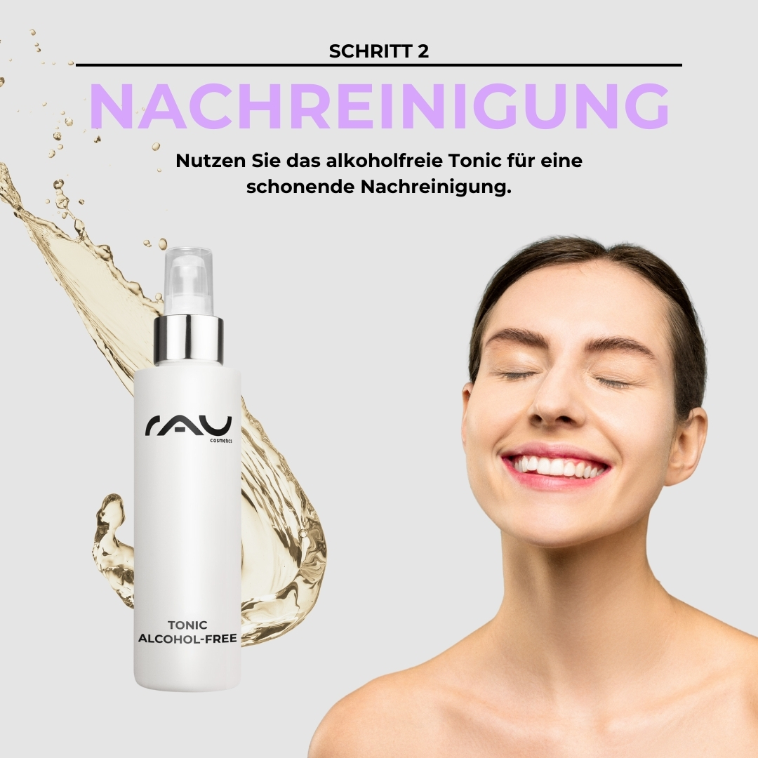 Routine de soins professionnelle pour les peaux impures et sèches Schritt 2: alkoholfreies Tonic von RAU Cosmetics für schonende Nachreinigung, lächelnde Frau mit geschlossenen Augen, sanfte Wasserbewegung im Hintergrund.