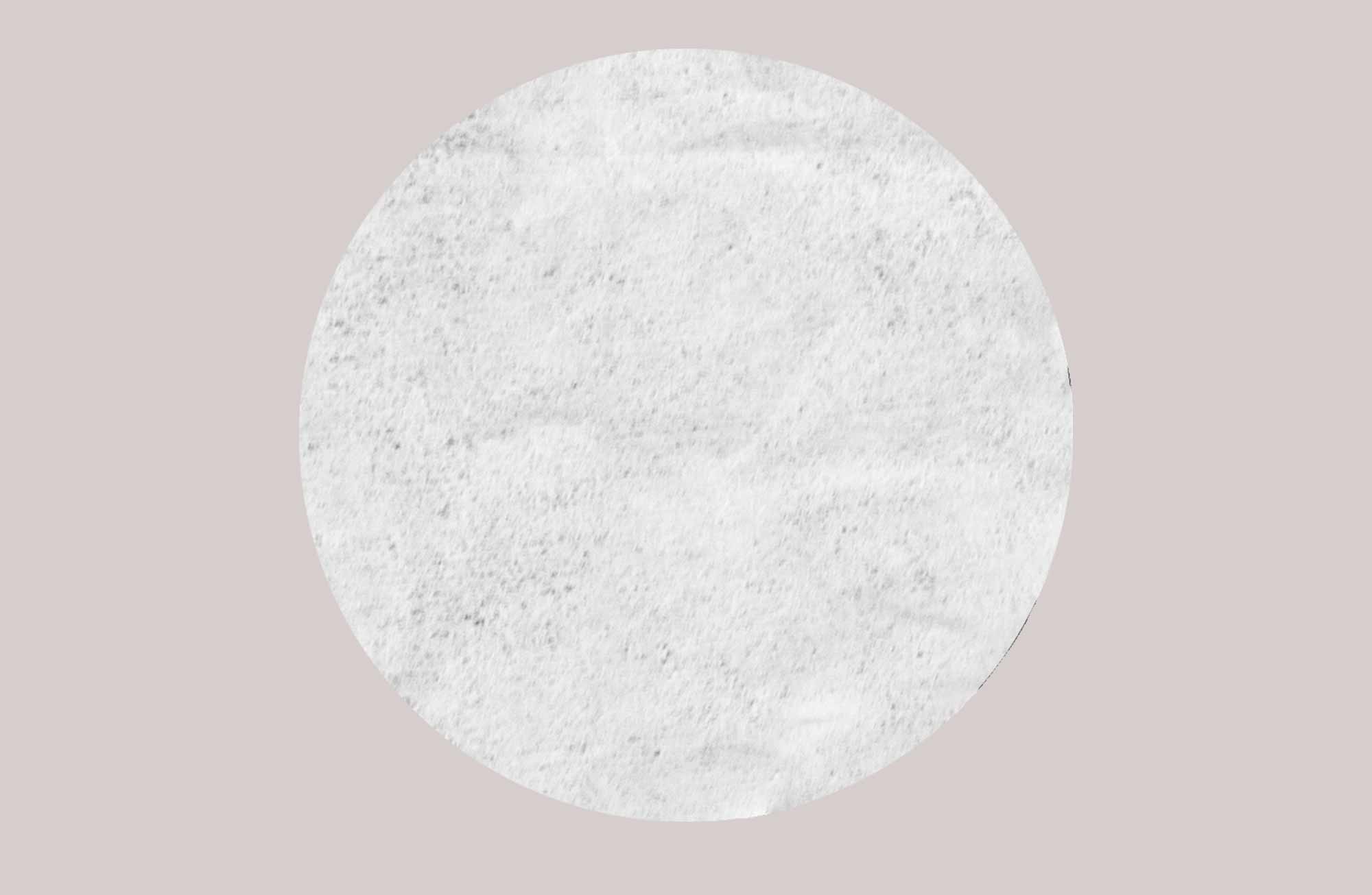 Rau Cosmetics Collagen & Hyaluronic Acid Maske auf hellem, neutralem Hintergrund mit rauer, grauer Textur.