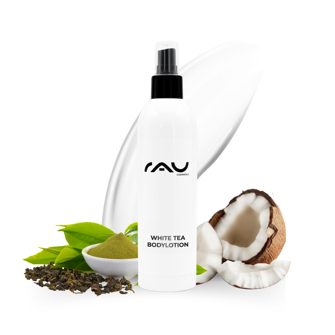 RAU White Tea Body Lotion 250 ml - Crème riche de luxe, soin pour le corps avec du thé blanc Flasche der White Tea Bodylotion mit RAU-Logo, umgeben von grünen Teeblättern, grünem Pulver und Kokosnuss, wodurch die feuchtigkeitsspendenden und pflegenden Eigenschaften für trockene Haut betont werden.