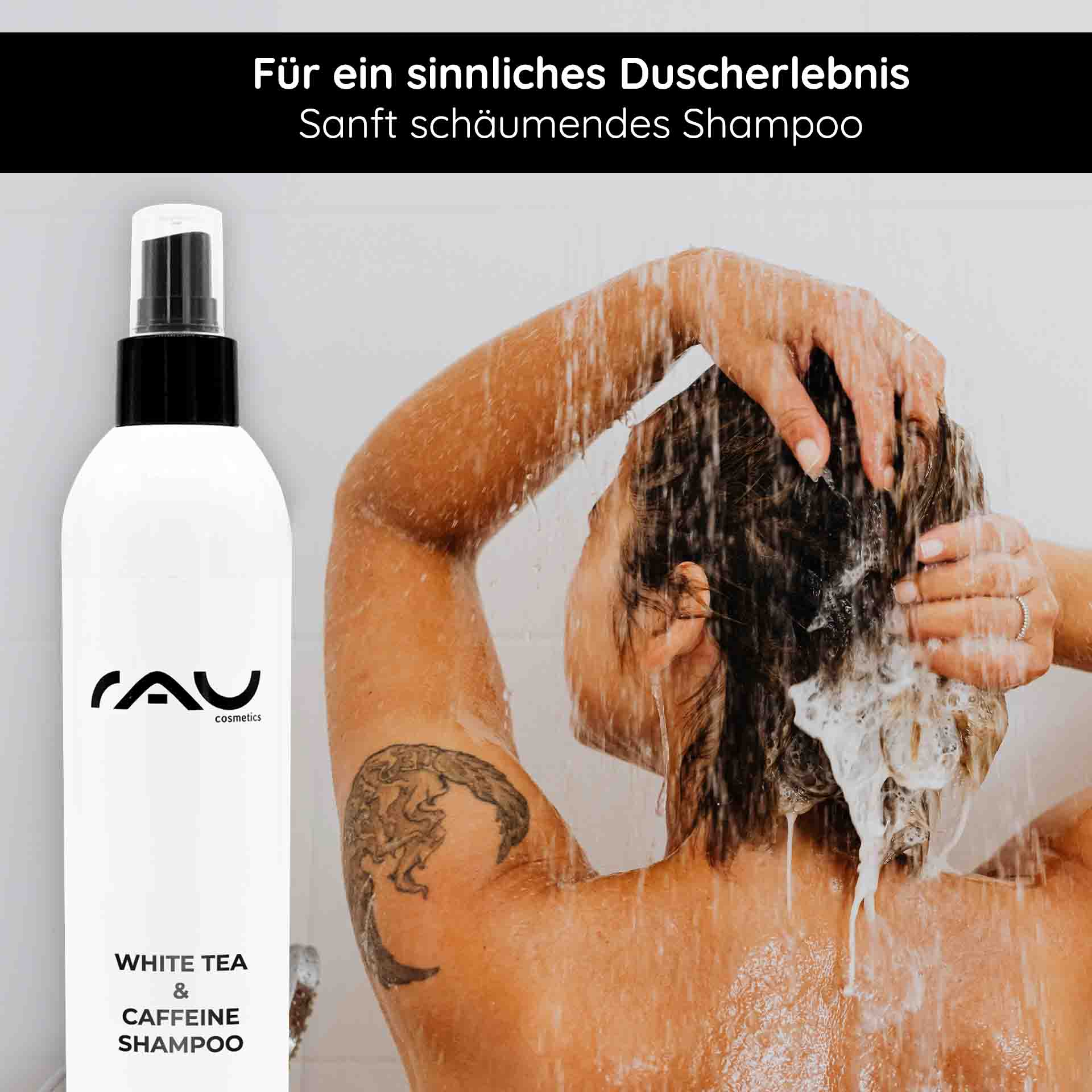 Shampooing Cheveux Thé Blanc & Caféine 250 ml Flasche mit RAU Cosmetics White Tea & Caffeine Shampoo, Person wäscht Haare unter Dusche, sanft schäumendes Shampoo für erfrischendes Duscherlebnis.
